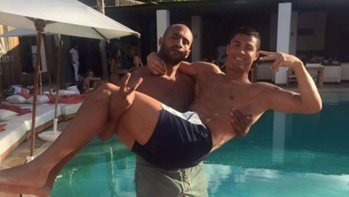 Muchos llegaron a decir que CR7 tenía más allá una relació con su amigo el boxeador marroquí tras varias fotos con él.
