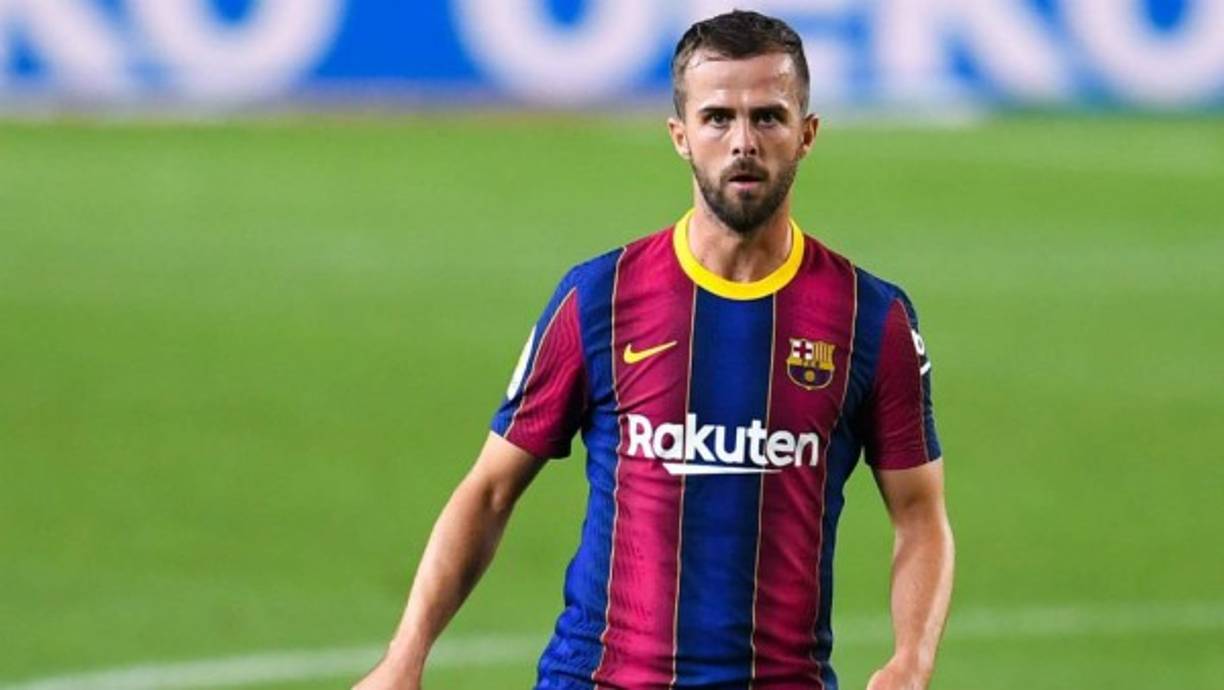 Miralem Pjanić, que devenga 14 millones de euros al año, casi no ha jugado con el Barcelona desde su llegada procedente de la Juventus. Y su salida también parece inminente. Al mediocampista bosnio lo sigue muy de cerca el PSG y en Francia han confirmado que el club parisino lo tiene muy presente.