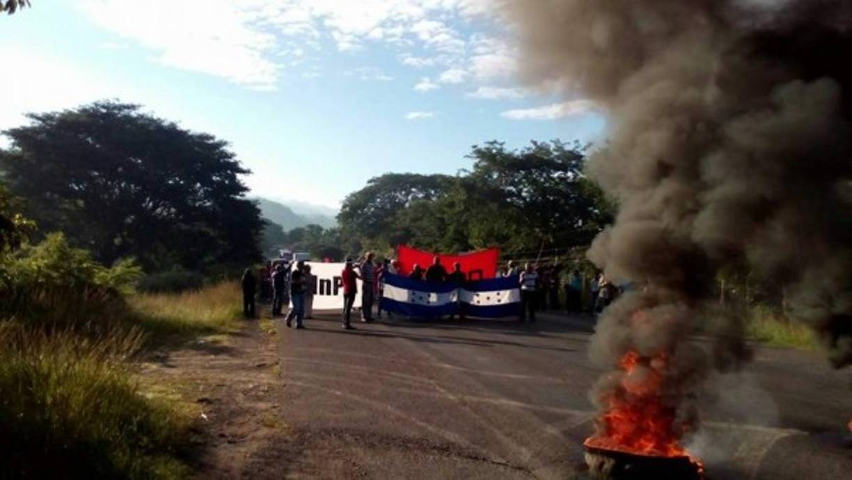 Miembros de la Resistencia se tomaron la carretera que conduce de Las Mercedes a La Villa de San Antonio en Comayagua.