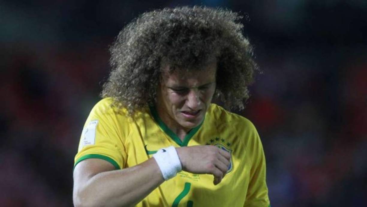 David Luiz (Brasil). Tuvo que salir de la derrota ante Chile por una molestia en la rodilla derecha.