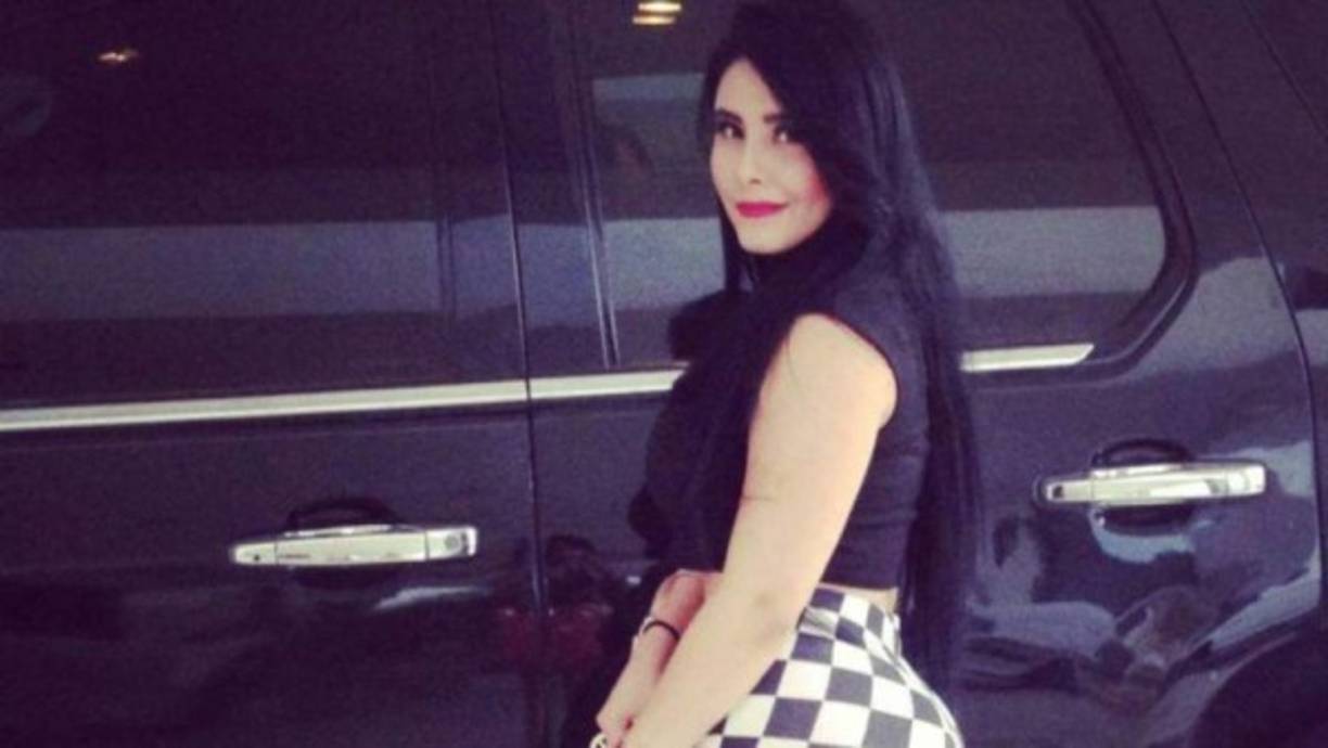 Karla Contreras posó junto a la camioneta en la que fue ultimada por cuatro sujetos que le dispararon en Culiacán, Sinaloa. Fue la Reina de Belleza de la Universidad Autónoma de Sinaloa.