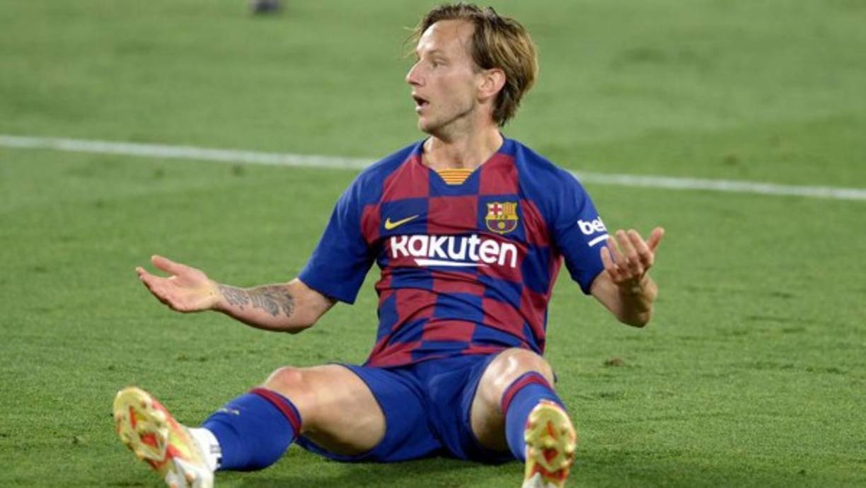 Ivan Rakitic: El mediocampista croata recibió la llamada de Koeman en la que le informó que no entra en sus planes. El volante dejará al Barcelona y se menciona que podría volver al Sevilla.