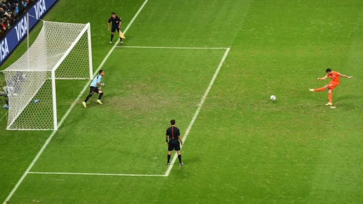 En el caso de que portero y lanzador de un penalti infringieran las Reglas de Juego al mismo tiempo, se sancionará al lanzador.