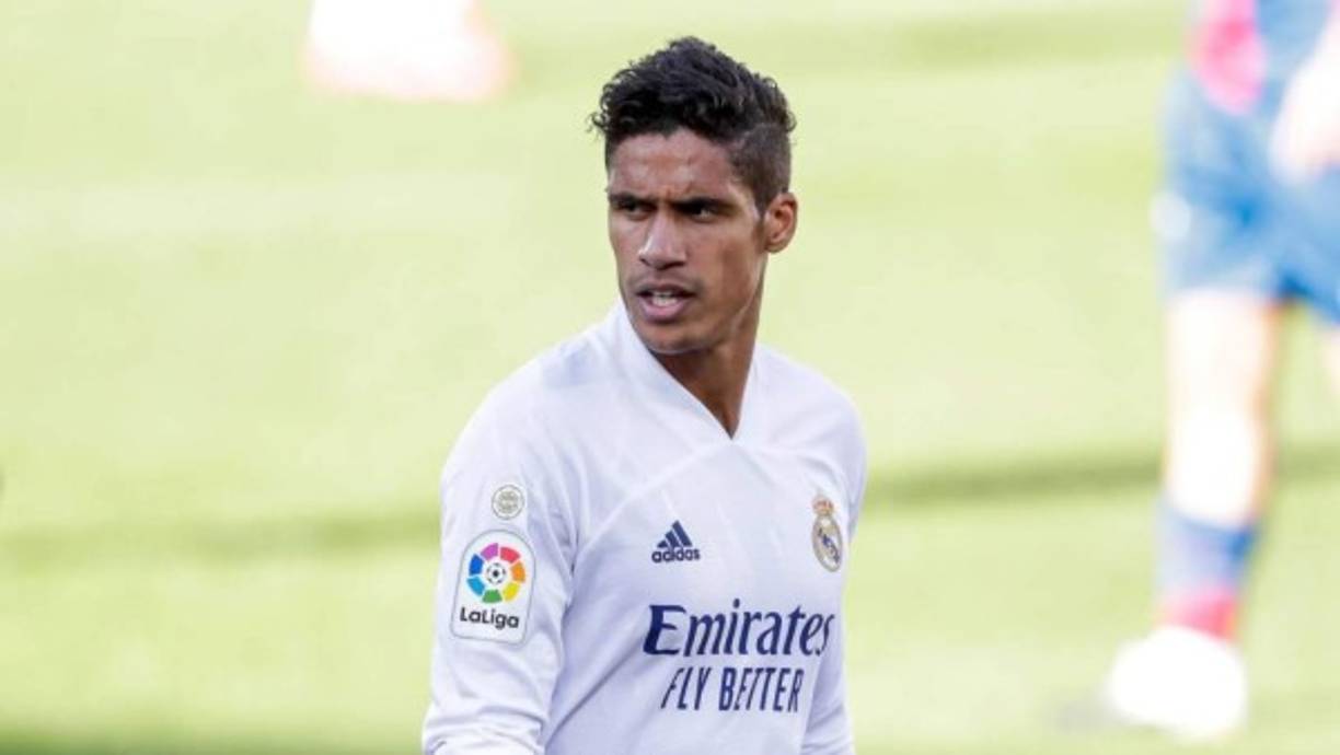 El Manchester United vuelve a insistir por Raphael Varane. El club inglés se puso otra vez en contacto con el Real Madrid para negociar la posible transferencia del defensa francés, según informa el periodista Fabrizio Romano, especializado en el mercado de fichajes en el mundo. <br/><br/>Mientras tanto en los diarios británicos afirman incluso que los Reds Devils están muy cerca de llegar a un acuerdo personal con el galo. Uno de esos medios, el Manchester Evening News, habla de que el trato podría cerrarse en las próximas semanas, aunque reconocen que las negociaciones son y serán lentas de momento.<br/><br/>Foto - EFE