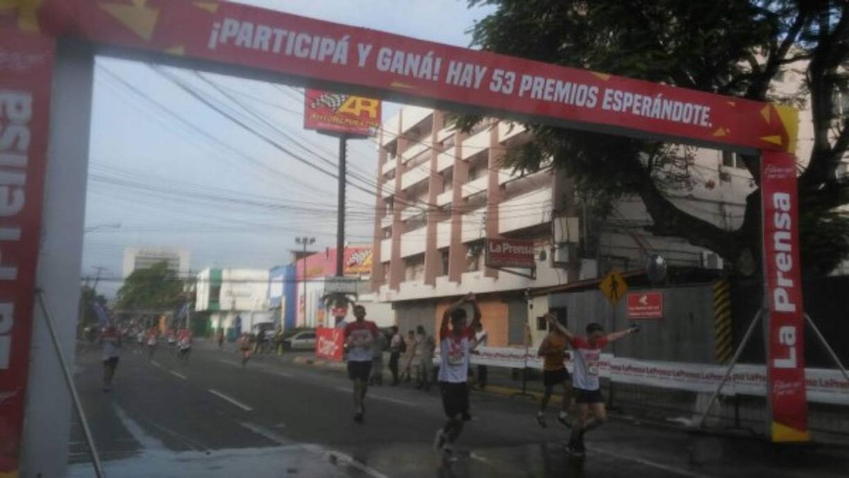 Momentos de la llegada de algunos participantes a la meta.