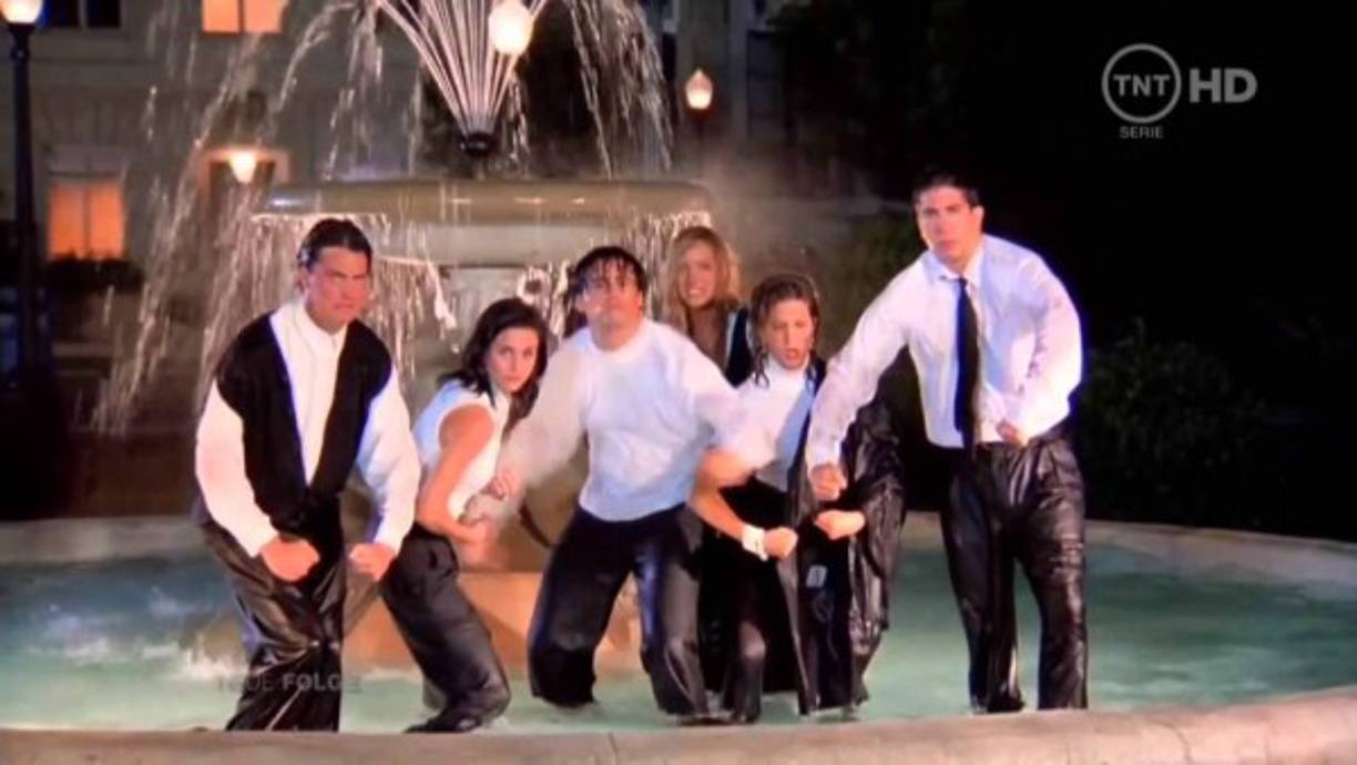 El opening clásico, donde el cast completo aparece bailando alrededor de una fuente, fue grabado en los estudios de Warner Bros en Los Angeles, a las cinco de la mañana.