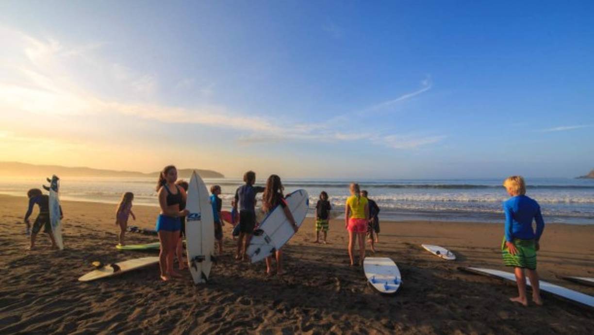 9. Playa Venao - Pedasi, Panamá<br/><br/>Venao es un paradisíaco lugar ubicado en el extremo sur de la Península de Azuero, provincia de Los Santos. Su nombre oficial es “Playa Venado”, pero es comúnmente llamada “Venao”. <br/><br/>Esta playa, es una de las favoritas por surfistas gracias al oleaje que tiene, atrayendo una gran cantidad de turistas.