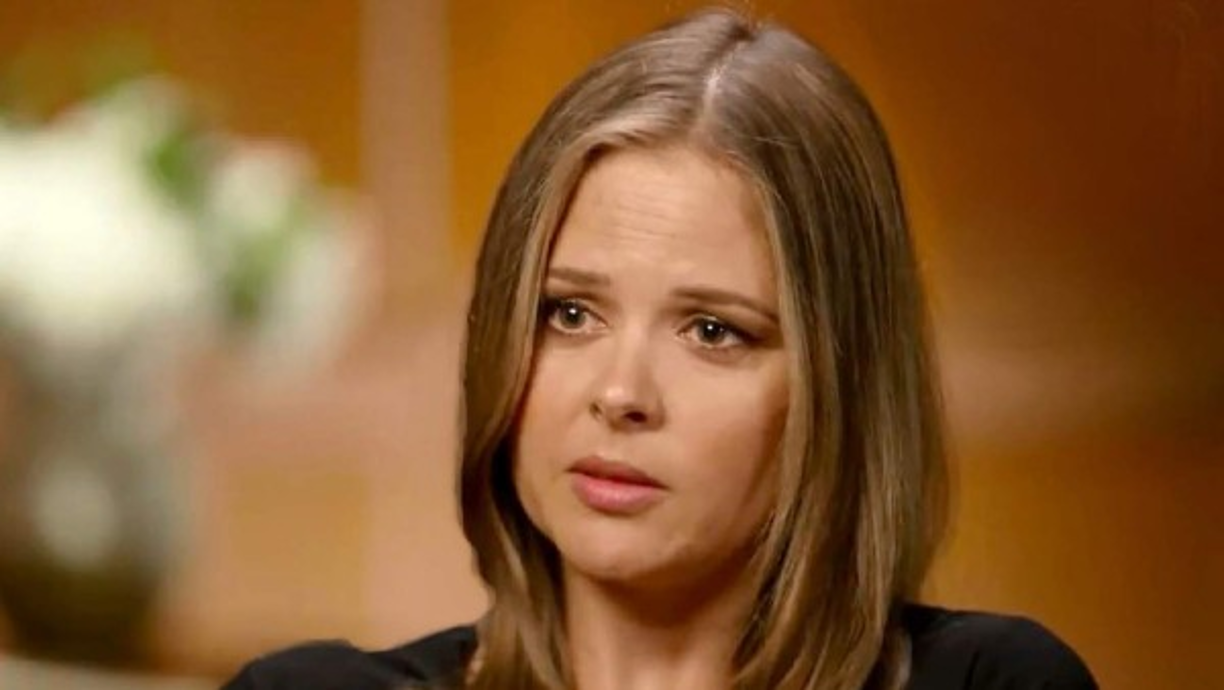 La joven narró a la CBS cómo su 'trabajo soñado' se convirtió en 'una pesadilla' revelando cómo el gobernador pasó de 'abrazos para despedirse' a 'abrazos cada vez más estrechos (...) con besos en el cachete', y pidió que Andrew Cuomo 'rinda cuentas'.