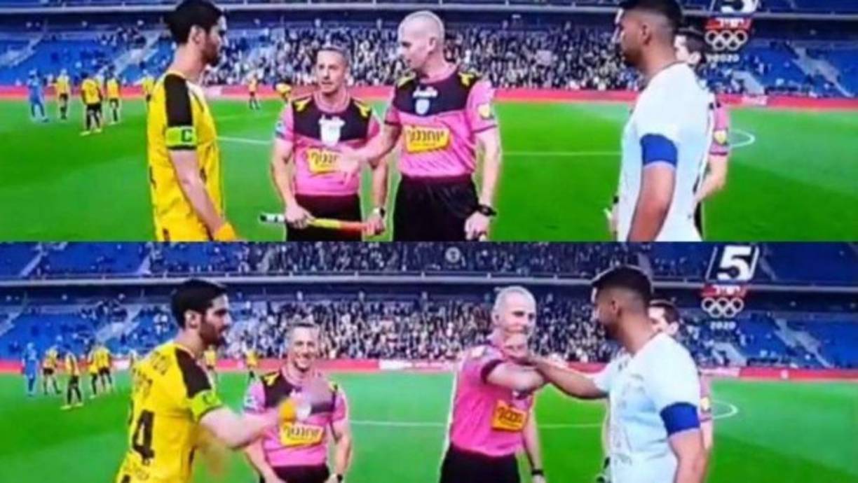 En la previa de un partido del fútbol de Israel, los capitanes y árbitros no se dieron la mano en los actos protocolarios sino juntaron los codos en señal de saludo.