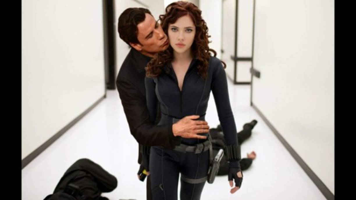 Scarlett Johansson en la recreación de una escena en su personaje de la viuda negra de la cinta Avengers.