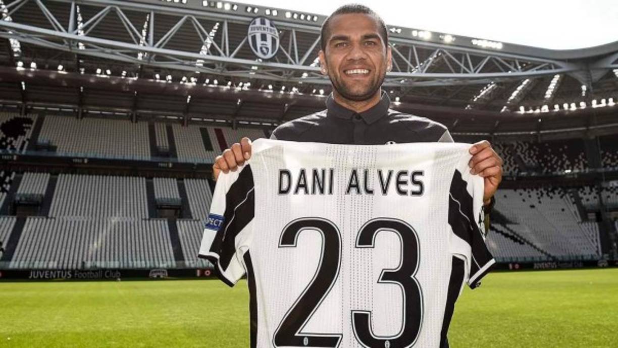 Según informa France Football, el Hebei Fortune, Tianjin Quanjin y el Shanghai SIPG chinos están tentando a Dani Alves, al que ofrecen un sueldazo de diez millones.