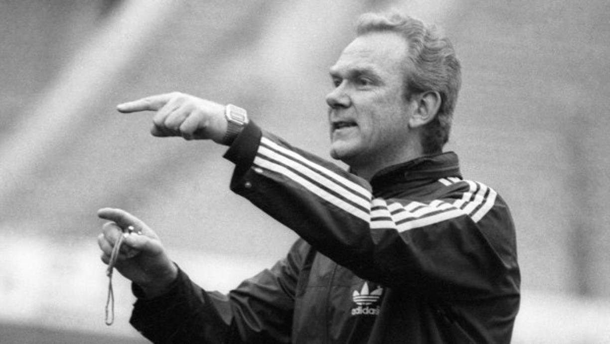 2. VALERY LOBANOVSKY - 28 Títulos<br/><br/>El ucraniano, símbolo del fútbol de su país, llevo al Dinamo de Kiev a lo más alto. También fue entrenador de la Unión Soviética.<br/>Sus 28 títulos en el Dinamo: 13 Ligas (8 de la Unión Soviética, 5 de la Premier de Ucrania), 9 Copas (6 de la Unión Soviética, 3 de Ucrania), 3 Supercopas de la Unión Soviética, 2 Recopas de Europa, 1 Supercopa de Europa.