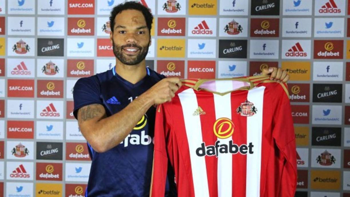 El Sunderland ha fichado al defensa Joleon Lescott, que estaba sin equipo desde que en noviembre se desvinculara del AEK de Atenas al sufrir una lesión. Es un experimentado defensor.