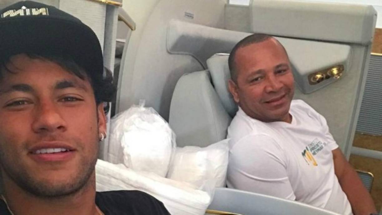Novedades en el 'caso Neymar'. El diario Marca informa que el presidente del Barcelona, Josep María Bartomeu, se reunió con el jugador el viernes y concluyó que el futuro de la operación está en manos del padre del brasileño. En tanto en Francia, el diario Le Parisien afirma en su edición de hoy que Neymar ya ha dado el OK al PSG y que el cierre de su fichaje es inminente.