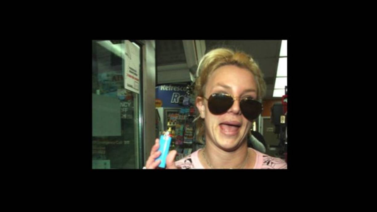 Hace unos años, la diva se encontraba en una gasolinera y decidió agarrar un encendedor. 'He robado algo, qué mala soy' dijo mostrándolo a las cámaras. Cuando fue a caja, pagó la gasolina pero no el encendedor que había sustraído.