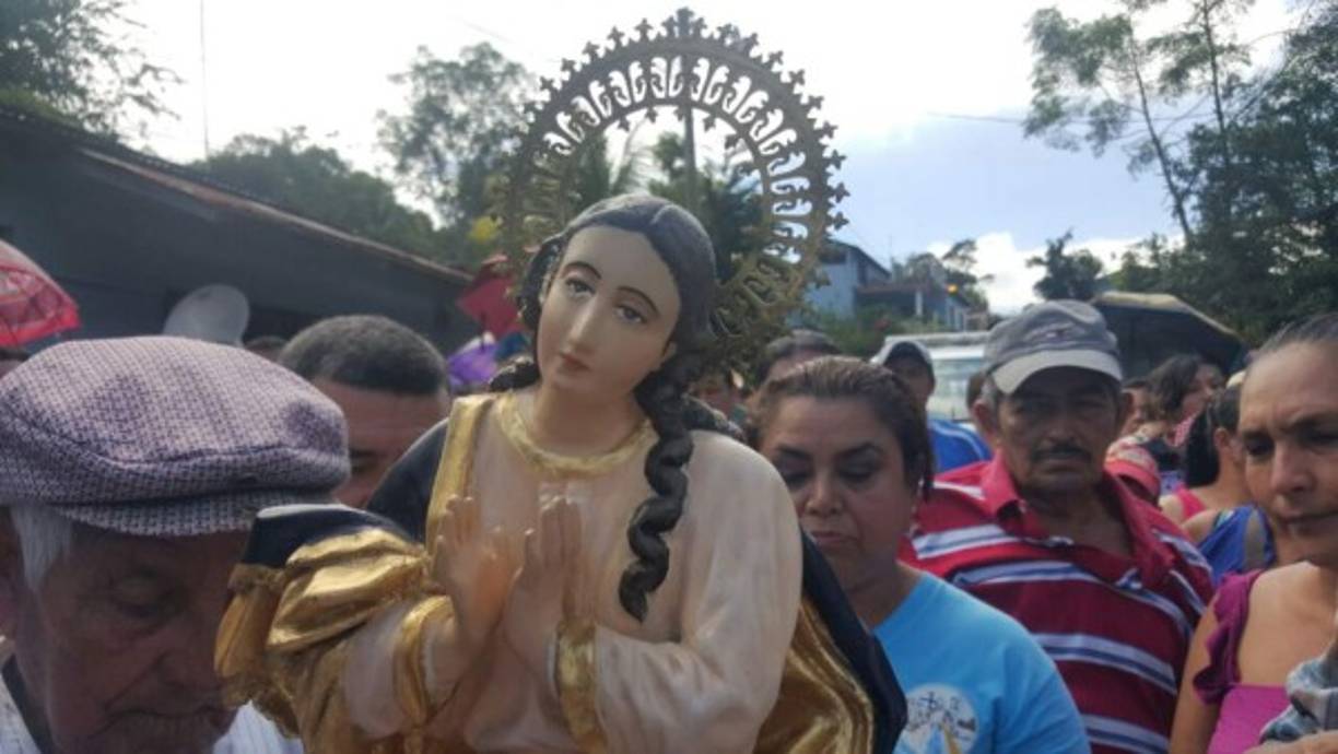 Varios fieles cargan en sus hombros a las imáenes del Cristo Negro y la virgen de Candelaria por una tradición o un milagro que el santo hizo en un familiar o en su vida personal. <br/><br/>Los santabarbarenses de Gualala, Ilama y Chinda viven con fervor el tradicional guancasco.<br/>