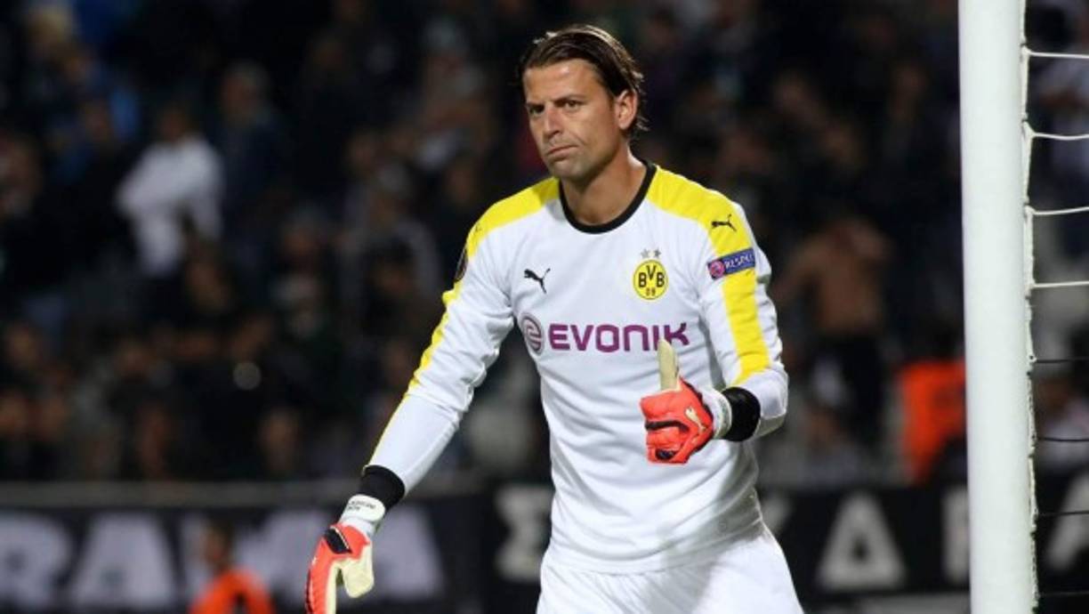 El director deportivo del Borussia Dortmund, Michael Zorc, confirmó que están hablando con el veterano portero Roman Weidenfeller para renovar su contrato una temporada más, afirmando que 'nos conocemos bien y sabemos lo que tenemos que terminar de concretar entre todos”. Weidenfeller cumplirá 37 años en agosto.