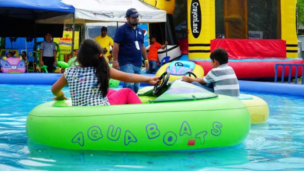 Una gran variedad de juegos, entre ellos carritos acuáticos, son las opciones para los niños.