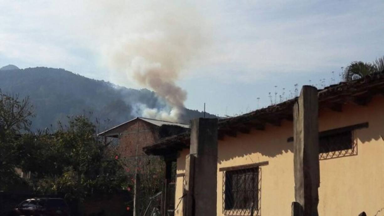 El humo de los incendios puede verse en la distancia desde la poblaciones cercanas.