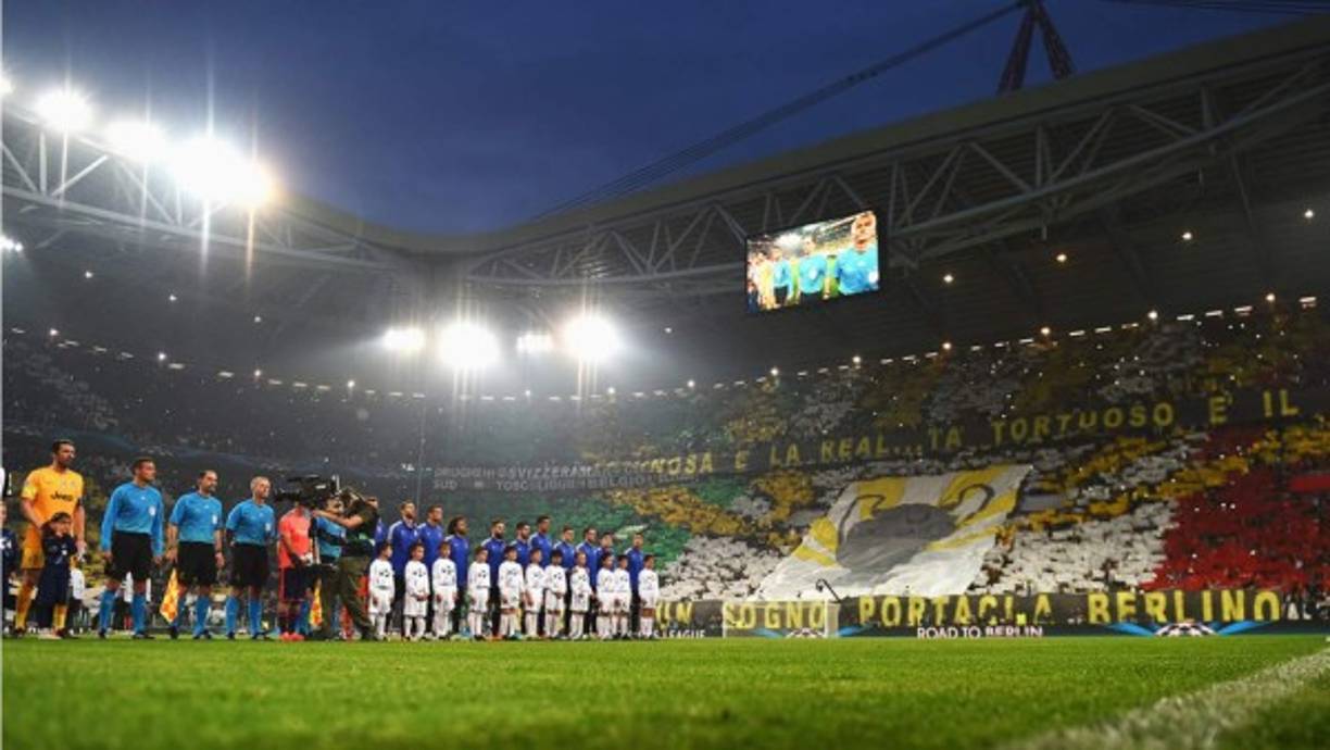 Real Madrid's Portuguese forward Cristiano Ronaldo (R) celebrates with teammates after scoring during the UEFA Champions League quarter-final first leg football match between Juventus and Real Madrid at the Allianz Stadium in Turin on April 3, 2018. / AFP PHOTO / Isabella BONOTTO