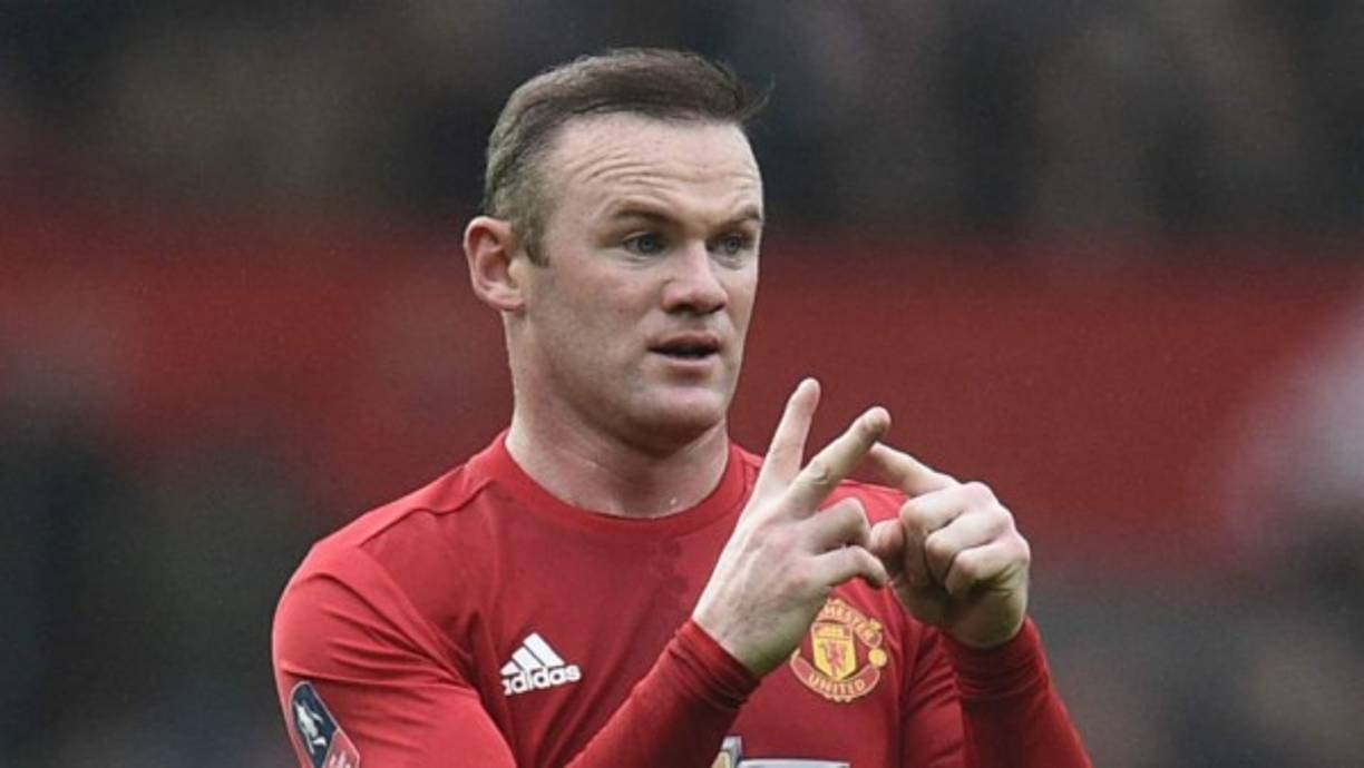 Wayne Rooney está listo para permanecer en el Manchester United para otra temporada, indica The Sun.