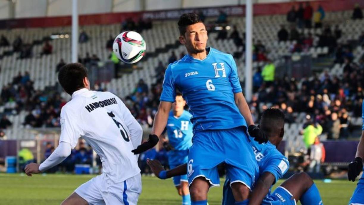 Carlos Moncada despeja con la cabeza un balón al área hondureña.