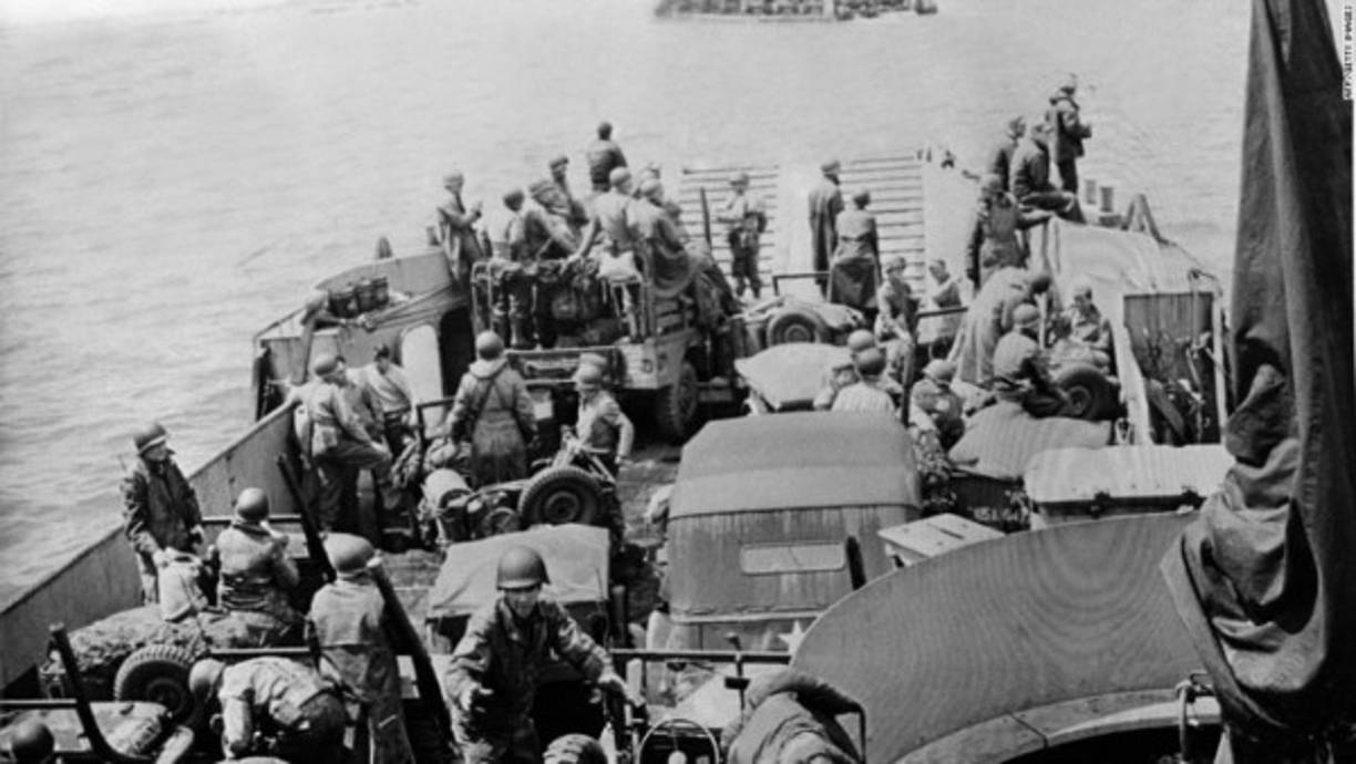 Tropas estadounidenses y sus vehículos listos para el desembarco. El ‘Día D’ fue una de las batallas más significativas y desgarradoras de la historia.