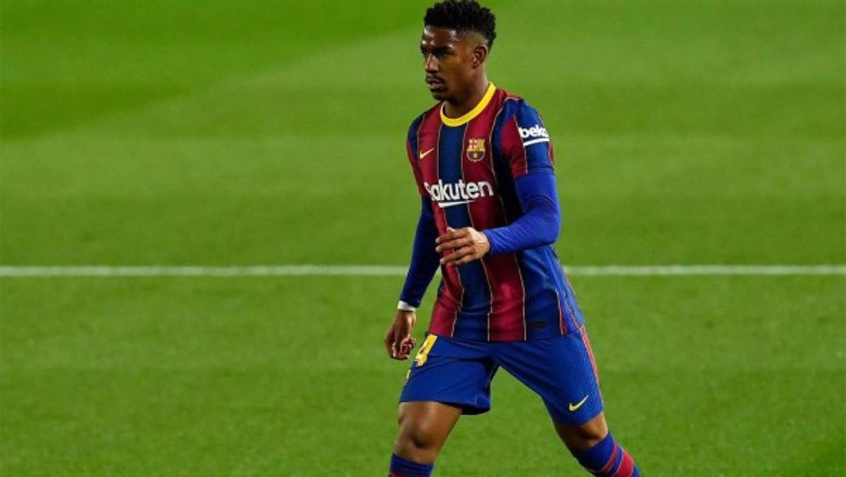 Junior Firpo interesa en la Premier League. Los clubes Leeds United, West Ham y Southampton están buscando un posible acuerdo por el defensa del Barcelona, según 'Mundo Deportivo'. Los tres equipos ingleses podrían entablar una guerra de ofertas por el jugador de 24 años, que está ansioso por dejar el Camp Nou en busca de más minutos. El defensa dominicano solo jugó siete partidos en la pasada Liga con el Barça en 2020-21, pero aún le quedan tres años en su contrato.<br/><br/>Foto - Sport
