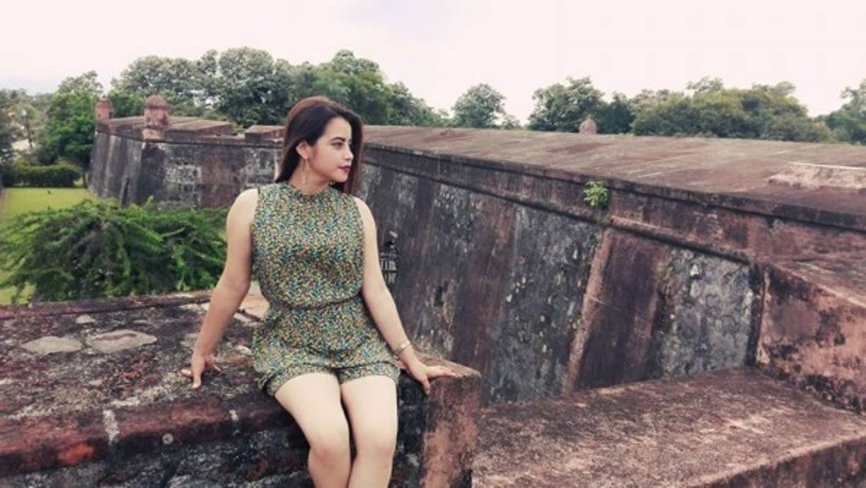 Las autoridades de seguridad de Honduras realizan la búsqueda Luis Fernando Rivera, de unos 24 años de edad, señalado como sospechoso de matar a la joven Joselin Mata (23), quien fue encontrada sin vida este martes dentro de su casa ubicada en Ocotepeque, zona occidental de Honduras.<br/>