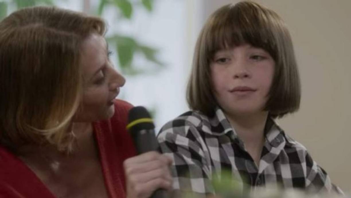 La aparición de Sergio en un anuncio y en un programa de televisión, todo esto planeado por Tito Gallego, enciende las alarmas de Alex y Luis Miguel, quienes no quieren que su hermano menor sea explotado por su tío. Por lo que preparan un plan para llevarse a Sergio lejos de Tito.