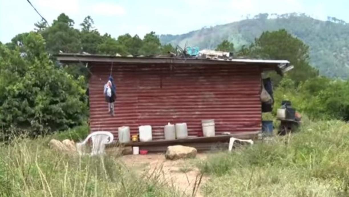 La familia compuesta por Ingrid Zulema Escalante, sus hijos Kevin y Edwin además de la abuela, vivieron por muchos años en esta humilde vivienda en Santa Lucía, Francisco Morazán, sin imaginar que sus vidas cambiarían gracias a las gestiones de Solano, quien reside en Nueva York desde hace 13 años.