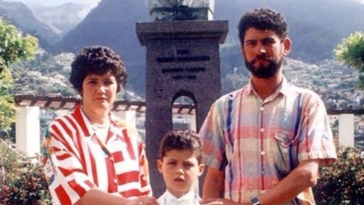 José Dinis Aveiro fue el padre de Cristiano. Murió en el 2016 mientras Cristiano estaba en Rusia jugando un partido eliminatorio.