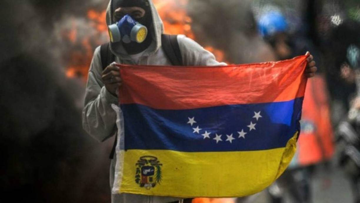 3. Crisis social<br/><br/>Un trabajador con salario mínimo devenga 456.547 bolívares (153 dólares a tasa oficial y 4,7 en el mercado negro). Un kilo de carne promedia 150.000 bolívares.<br/><br/>