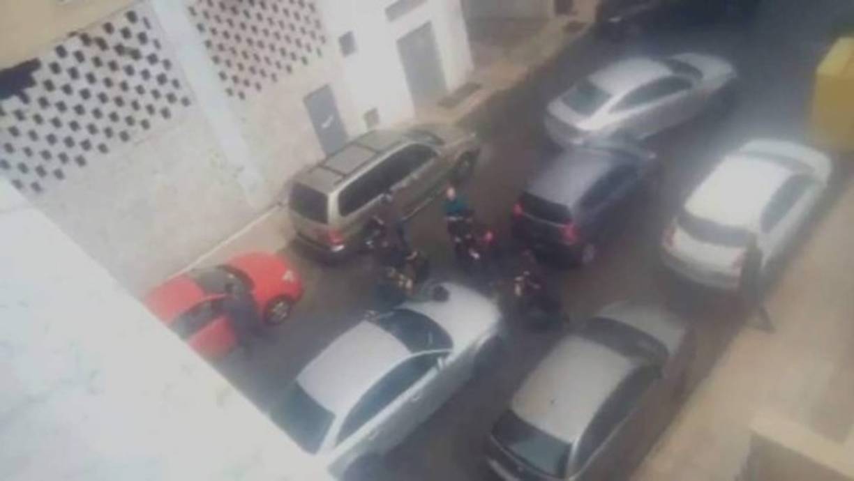 Ella acudió entonces a sacarlo de allí. Decenas de guardias civiles la vigilaban de incógnito y fotografiaban cómo envolvía los restos del pequeño en una manta y los cargaba en su auto.<br/><br/>La siguieron hasta el garaje del apartamento que compartía con el padre del niño y cuando la arrestaron la mujer espetó: '¡No he sido yo! ¡Yo he cogido el coche esta mañana!'.