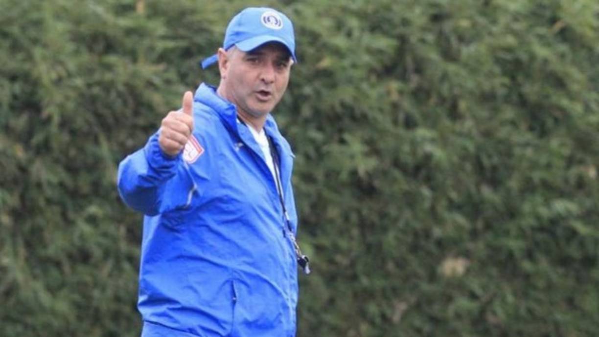 Diego Vázquez: El entrenador argentino informó que el Motagua busca el fichaje de un zaguero central de cara a la próxima campaña; 'Nos llaman a dos centrales a la sub 20 y probablemente nos convoquen dos a la mayor, te sacan cuatro jugadores en una posición y te obliga a ver posibles opciones en el mercado. Estamos viendo un fichaje en la defensa central, pero no es fichar por fichar, lo estamos analizando muy bien', indicó.<br/>