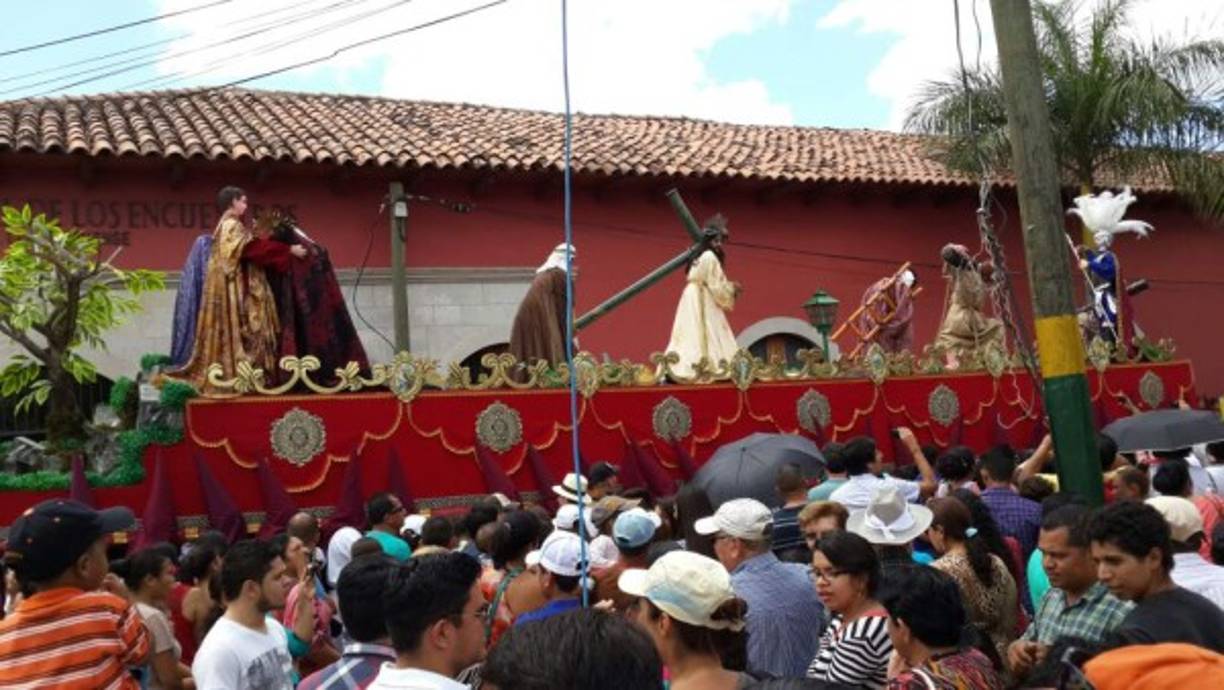 En Comayagua, la afluencia de feligreses ha sido masiva durante el Viacrucis.