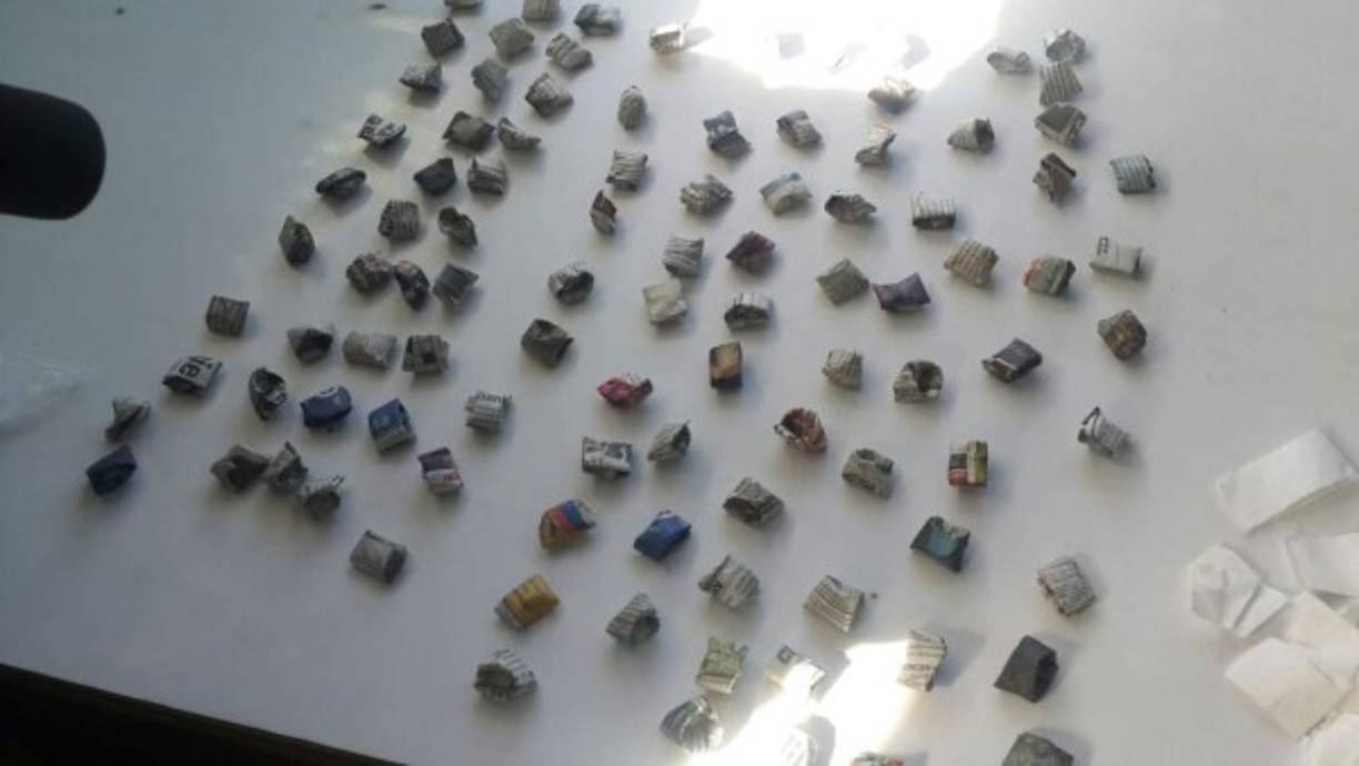 Emboltorios con supuesta droga decomisados en los operativos en los centros penales de Honduras.