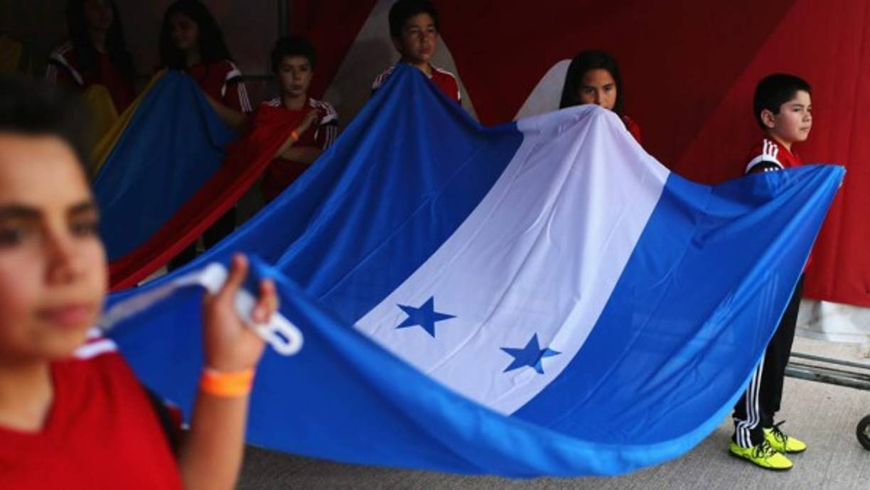 La bandera de Honduras saliendo para los actos protocolares previo al inicio del partido ante Ecuador.
