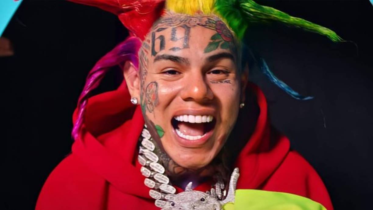 En su testimonio, Tekashi reconoció que no sabía cómo reaccionar después de ver a su padre, a quien su madre expulsó de casa tras descubrirle consumiendo droga en el cuarto de baño, y que había llegado a pensar que se trataba de una broma.