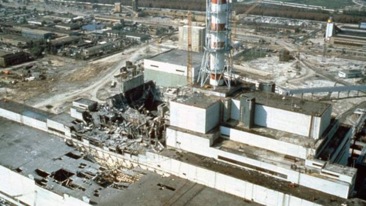 Sin lugar a dudas, el peor accidente nuclear de la historia ocurrió en 1986 en la central nuclear de Chernobyl, Ucrania, cuando todavía era una república soviética. En este caso, la explosión del reactor envió una nube radioactiva a la atmósfera, la cual se extendió por Europa e incluso cruzó el Océano Atlántico hasta Estados Unidos y Canadá. Como resultado, la ciudad y el área circundante quedaron contamindos para muchos años y produjo una secuela de refugiados, heridos y enfermos que llegan a miles o incluso decenas de miles de personas y cuyos efectos se sienten incluso en la actualidad.
