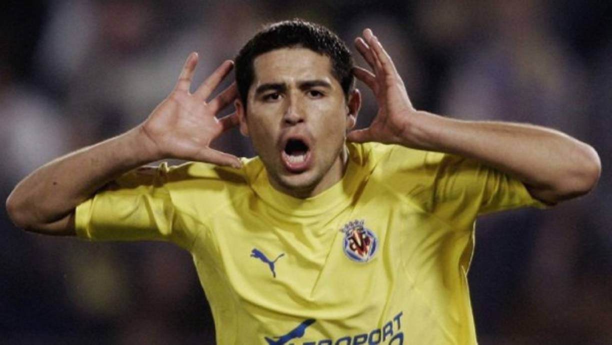 Barcelona cedió a préstamo a Juan Román Riquelme al Villarreal y fue ahí donde desplegó su mayor nivel en el fútbol europeo, coronando rápidamente con grandes actuaciones. No volvió a Barcelona. Anunció su retirada del fútbol profesional el 25 de enero de 2015.