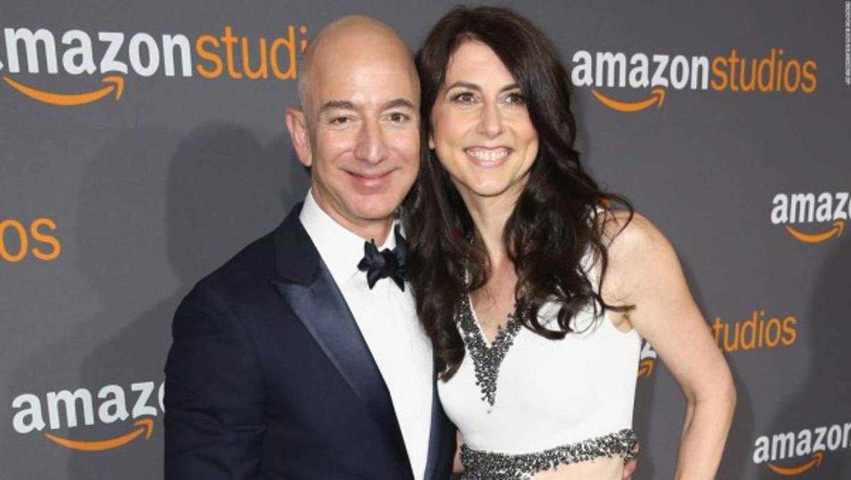 Bezos le entregó una cuarta parte del valor de sus acciones en Amazon a su exesposa, lo que equivalía al 4 % de Amazon traducido en 35 mil millones de dólares en 2019.