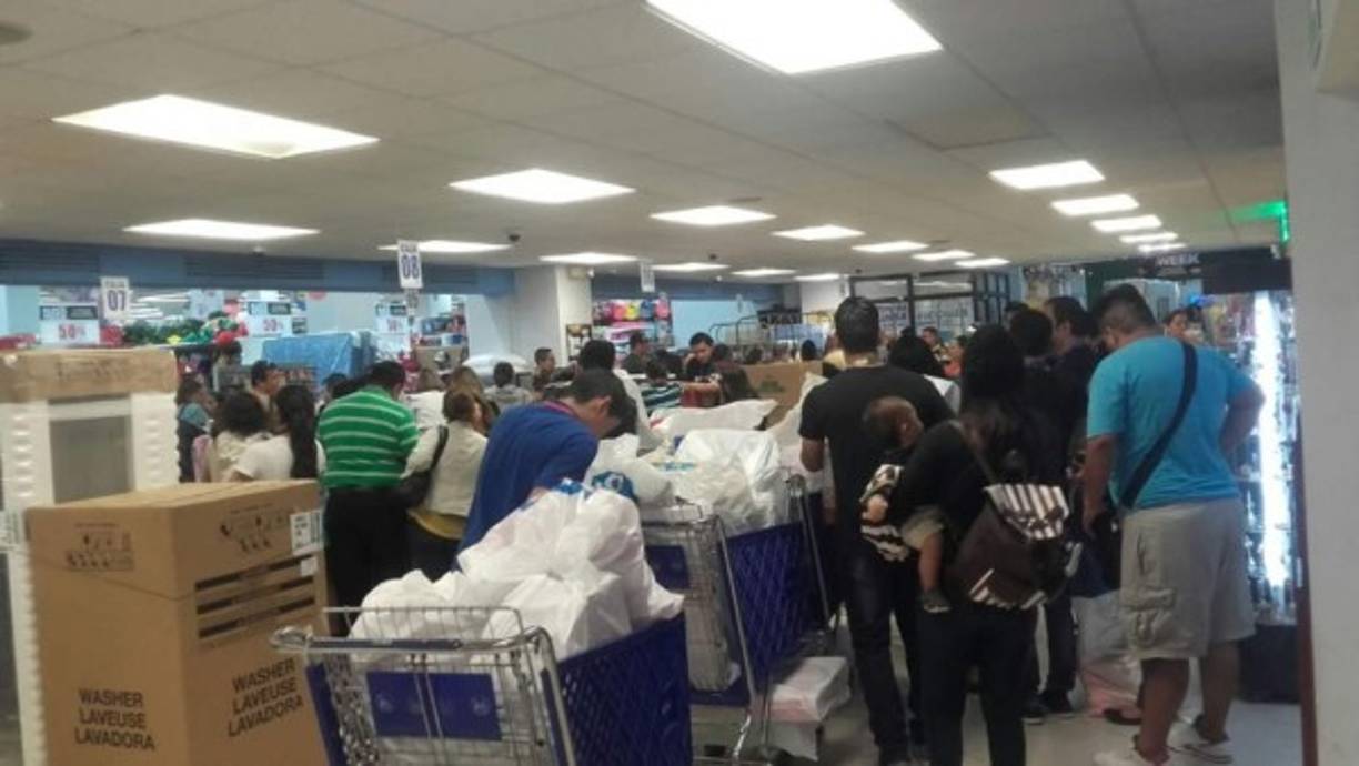 Las instalaciones de Diunsa lucen hoy abarrotadas de clientes.