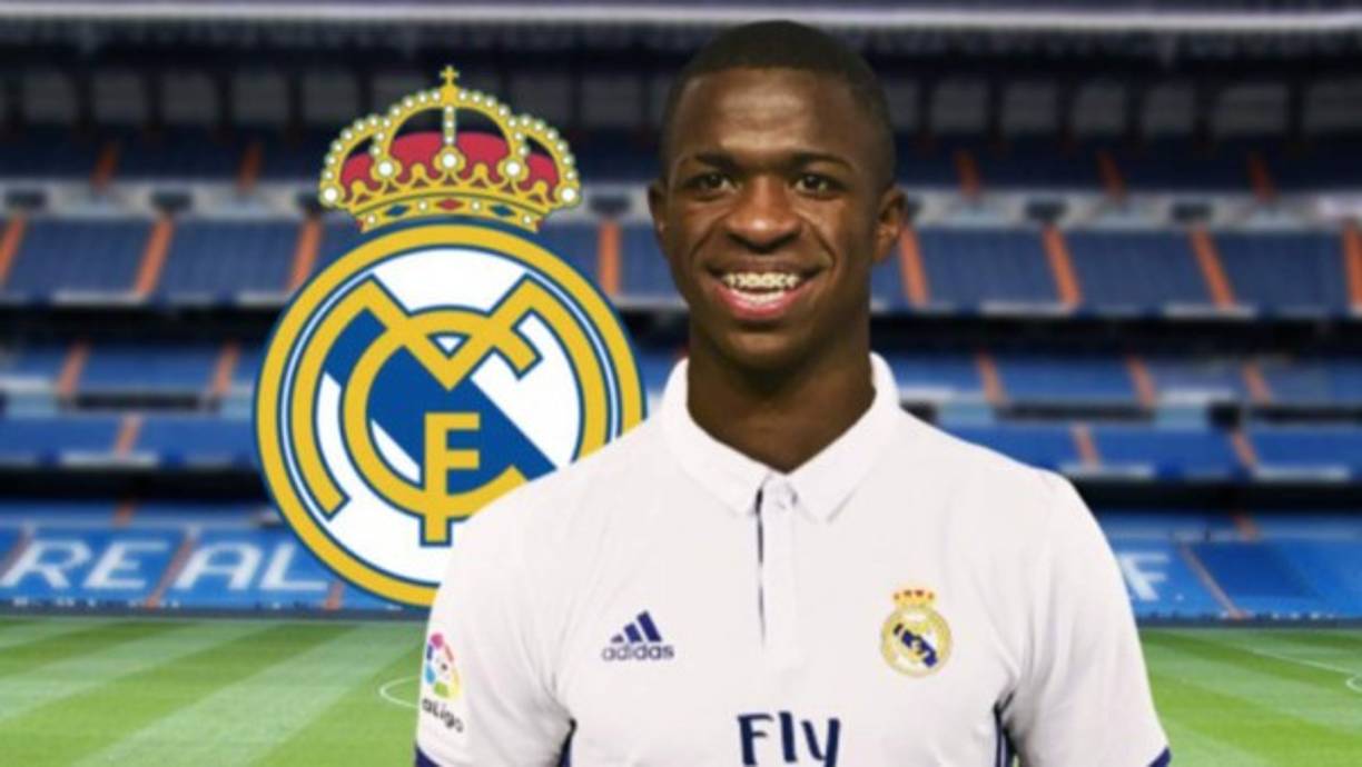 Vinícius Junior ya está en la capital española para iniciar su nueva etapa como jugador del Real Madrid. El futbolista brasileño de 18 años ha aterrizado este sábado en el aeropuerto Madrid Barajas, acompañado de su representante y su gente más cercana. El lunes se pondrá a las órdenes del nuevo entrenador del equipo, Julen Lopetegui, en el inicio de la pretemporada.