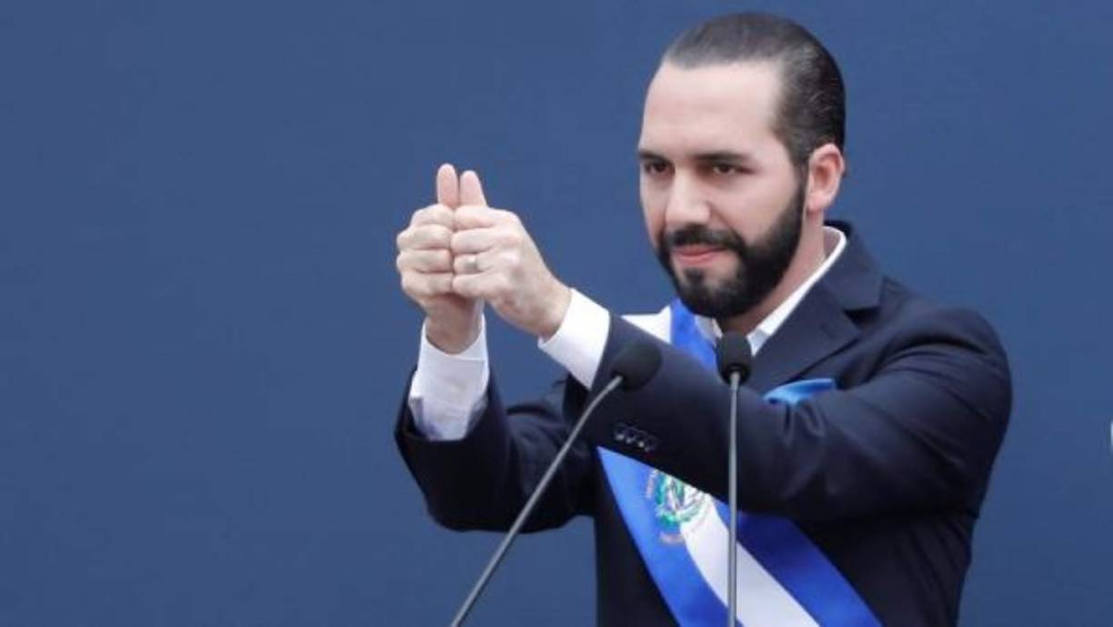 Nayib Bukele, el nuevo presidente de El Salvador, ordenó este miércoles una nueva oleada de despidos de familiares de ex funcionarios del Gobierno de Salvador Sánchez Cerén que se desempeñaban en las instituciones públicas del vecino país. Uno a uno, Bukele ordenó por Twitter a los ministros de Relaciones Exteriores y Gobernación remover de manera inmediata a funcionarios que estaban ligados a miembros del FMLN en plazas consulares en el extranjero. Todo los despedidos tienen algún grado de parentesco con funcionarios o exfuncionarios del gobierno del ex presidente Sánchez Cerén, a quien Bukele acusó de haberse 'llevado seis millones de dólares en salarios' para su grupo familiar durante su quinquenio.