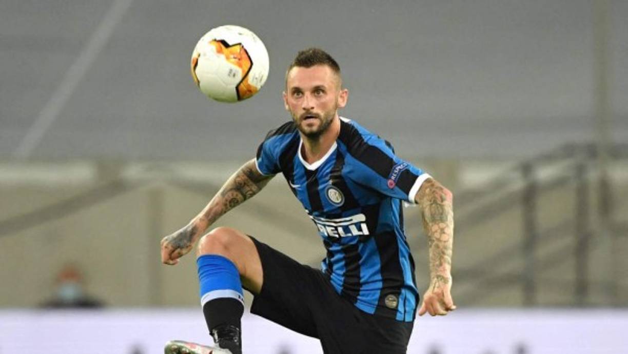 Marcelo Brozovic podría abandonar el Inter de Milán para jugar en el Bayern Múnich o el PSG, los dos equipos que jugaron la final de la Champions Laegue, según informa Il Corriere dello Sport.<br/><br/>El conjunto neroazzurro estaría dispuesto a permitir la salida si llegase una buena oferta encima de la mesa. Hay que recordar que el centrocampista croata terminó siendo muy discutido por los aficionados del Inter al final de temporada.