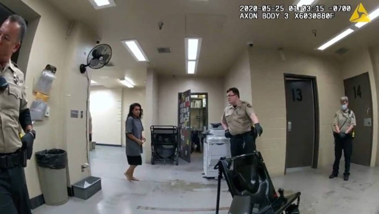 La joven Yessenia García fue obligada a desnudarse en la estación, también a proveer una muestra de sangre contra su voluntad y sin un abogado presente. Después fue acusada de haber atropellado a un transeúnte y darse a la fuga.