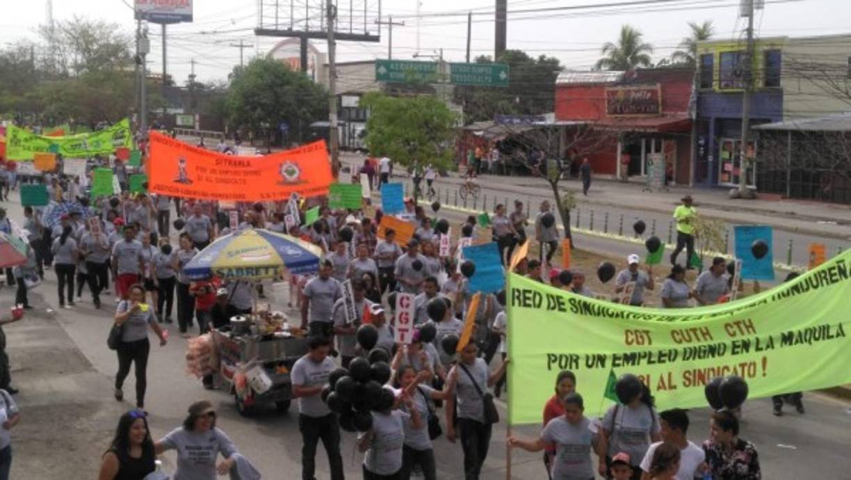 La Policía ha bloqueado varias calles para el tránsito de vehículos para prevenir accidentes.