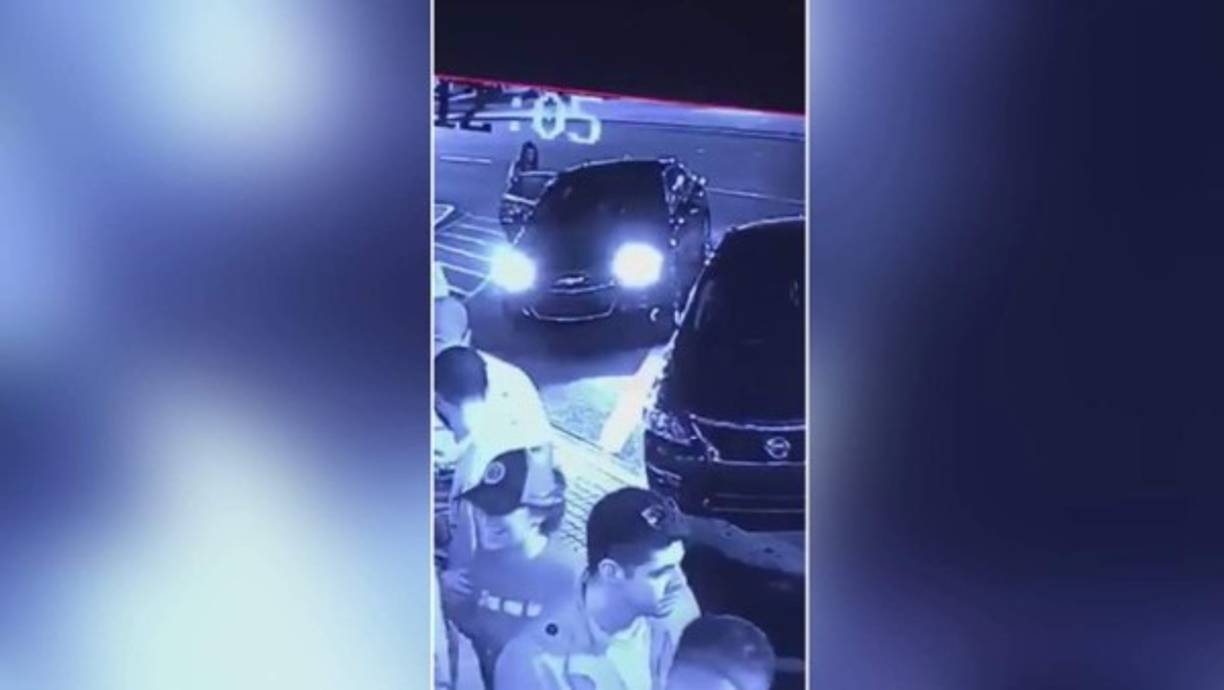 En esta imagen se puede ver el instante en que la joven aborda el auto equivocado.