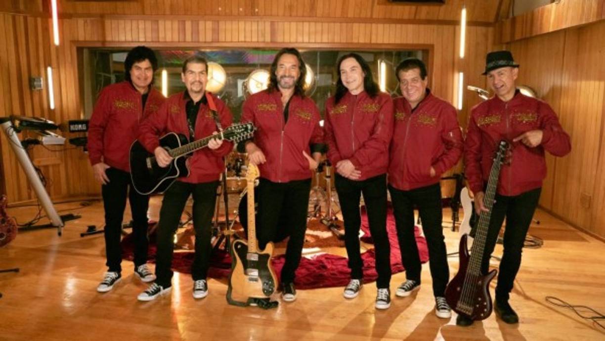 El cantante, que tras la disolución de Los Bukis en 1996 arrancó su triunfal carrera en solitario, estará acompañado en esta gira por su hermano José Javier Solís, su primo Joel Solís (cofundador de la banda junto a Marco Antonio Solís), José “Pepe” Guadarrama, Roberto Guadarrama, Eusebio “Chivo” Cortés y Pedro Sánchez.